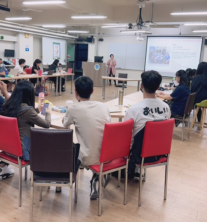 元培企管系碩士班邀請吉田眼鏡創辦人陳薏雯與學生分享創業經驗