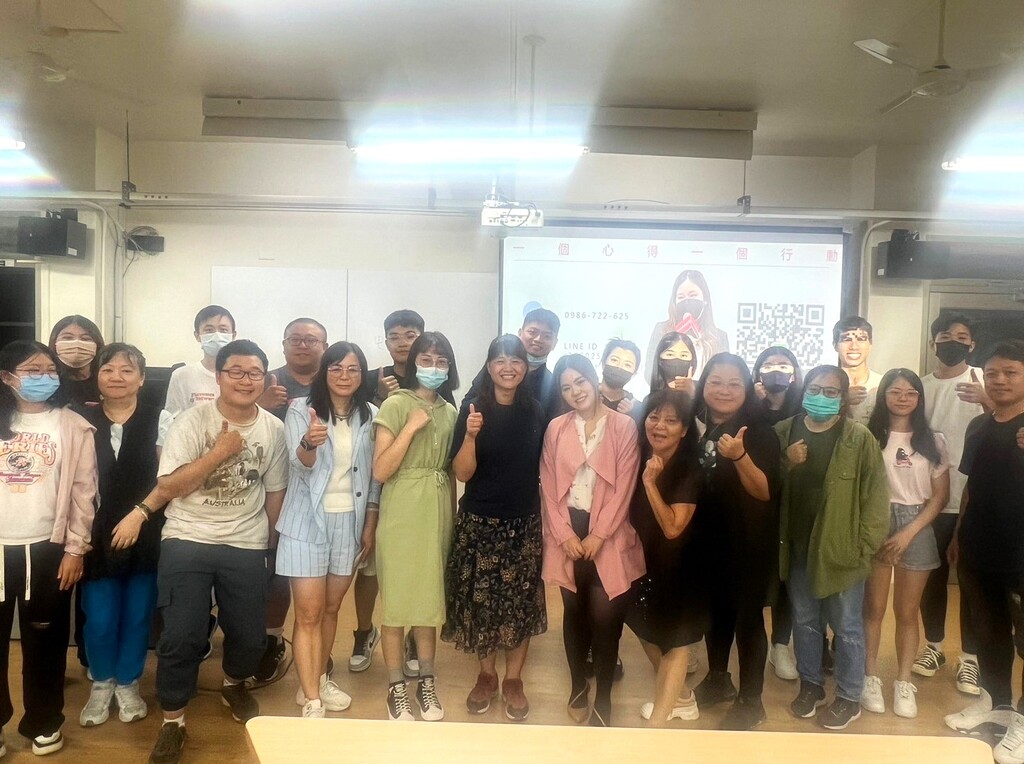 元培企管系碩士班學生感謝陳薏雯(前排左七)講師熱情分享,會後與所長林淑芳教授(前排左六)_合影