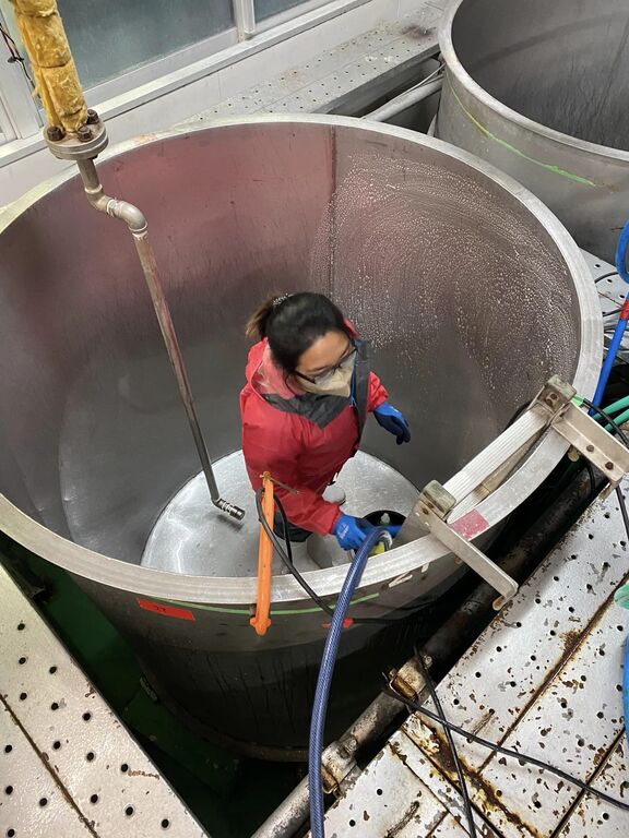 元培食科系學生到日本酒廠實習製麴與釀酒,從認識清理設備開始