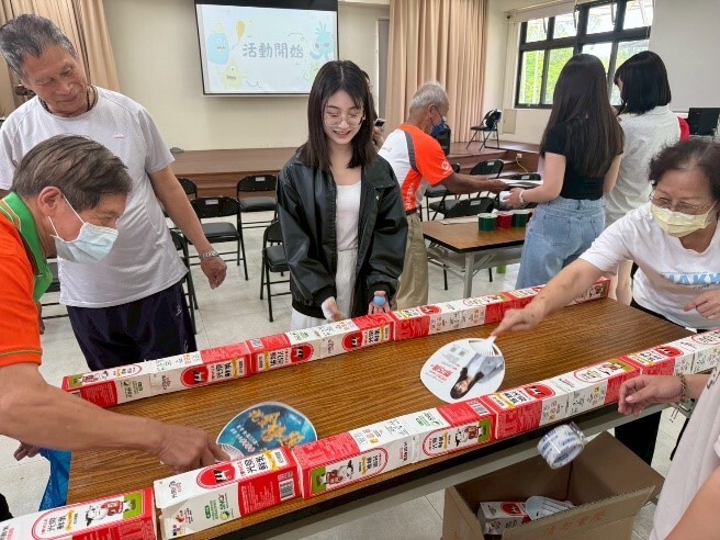 元培護理系學生引導茄苳社區社區長輩進行「搧風足球」活動環節圖片