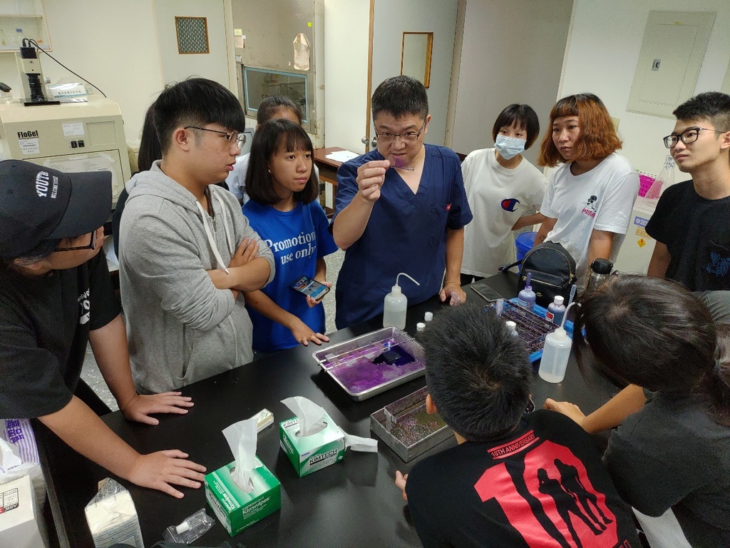 專業獸醫師示範血液抹片製作,訓練學生具備寵物保健照護專業技能,成為獸醫師的最佳幫手