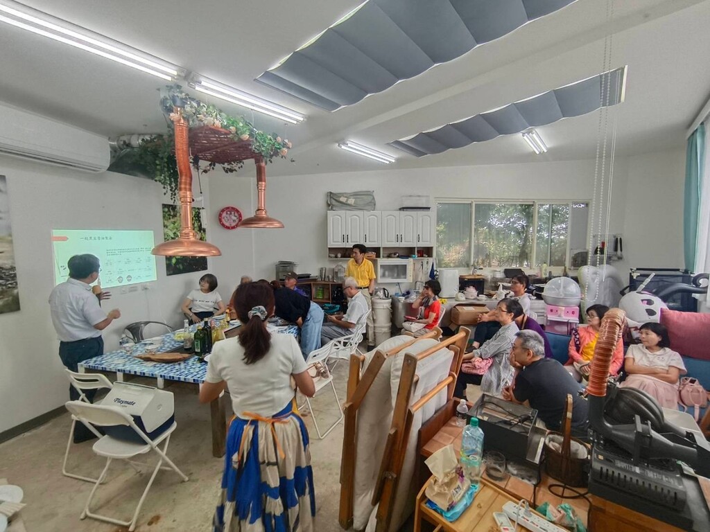 食科系梁弘人主任主講「食品安全;如何正確選購醬油」講座,介紹醬油製作過程圖片