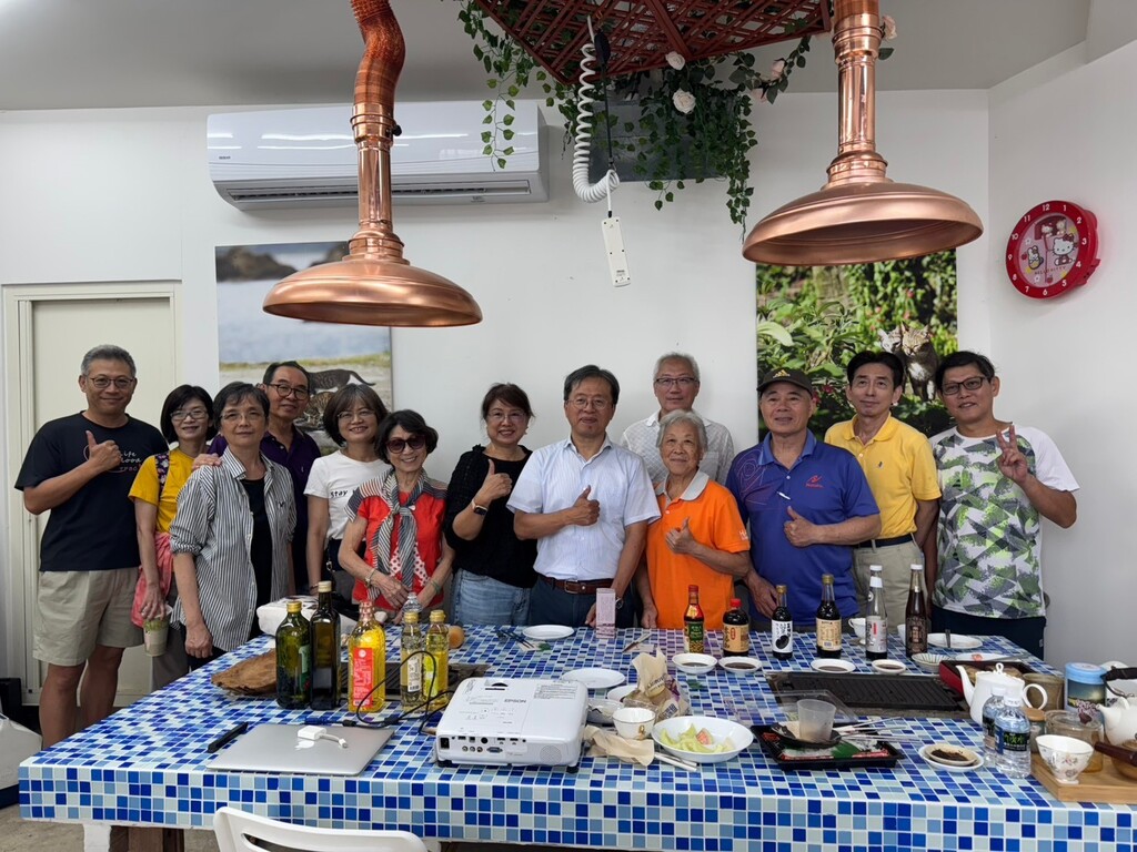 食科系梁弘人主任與微風之丘社區居民合影圖片