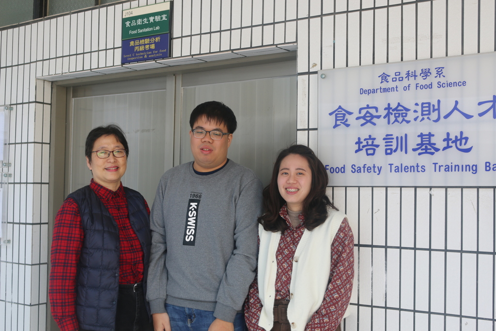 洪楷翔非常感謝與劉黛蒂老師(左)與林思吟同學