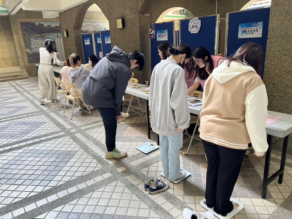 參與者在學校護理師的專業指導下測量體重、BMI、體脂肪率等