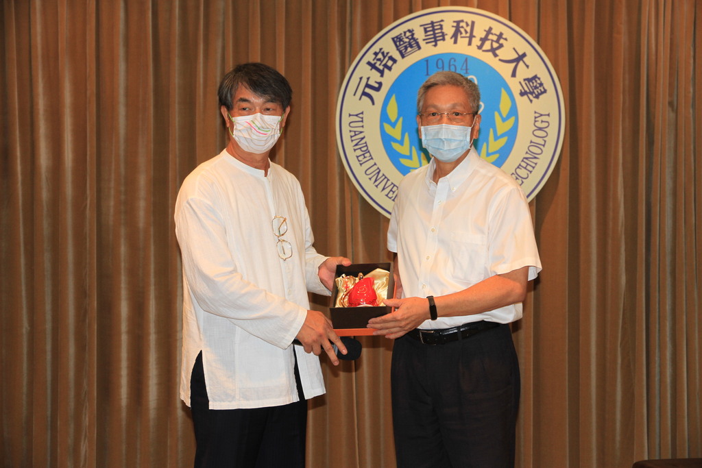 張炳鈞老師(左)贈作品給由副校長蔡世傑供元培典藏,