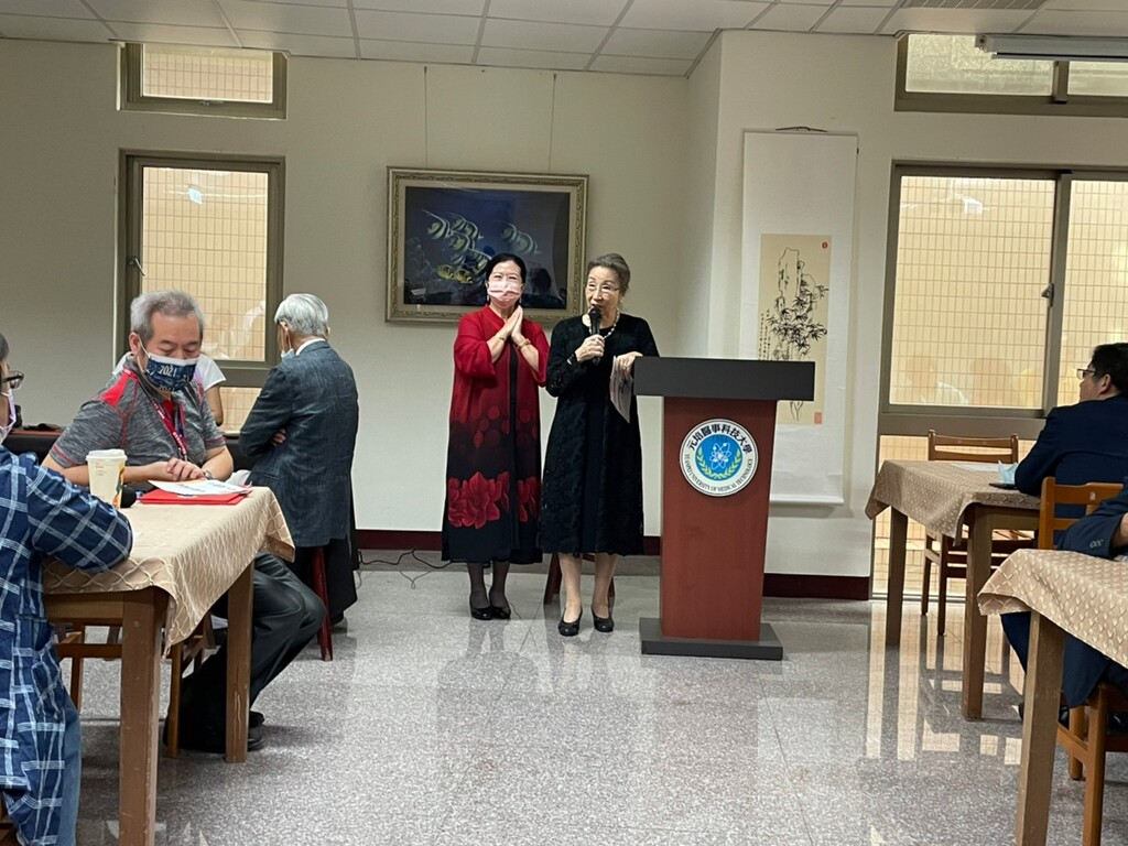 元培校友會理事長姚瓊珠(左)主辦校友回娘家活動,蔡雅賢董事長也出席致詞