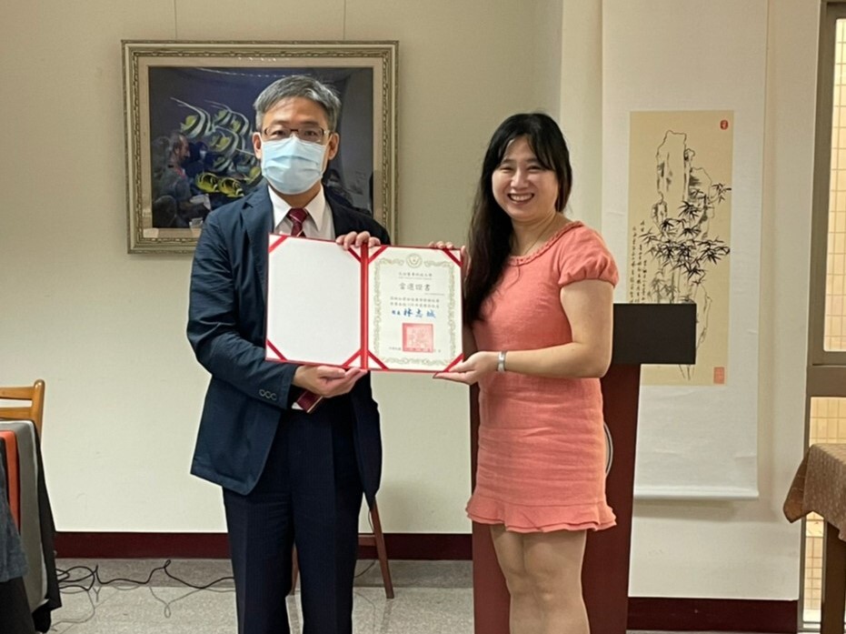 元培110年傑出校友簡珮如(右)由校長在校友會活動上補發當選證書