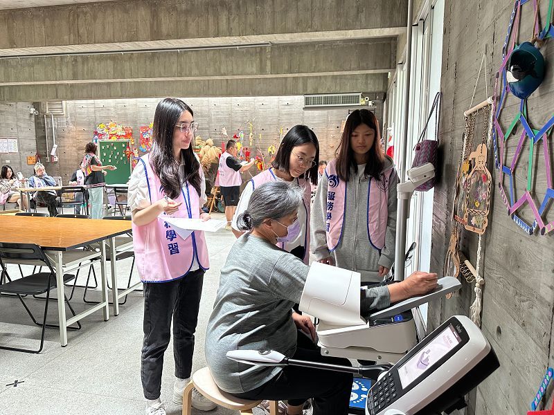 元培學生為那魯灣部落長輩血壓量測圖片