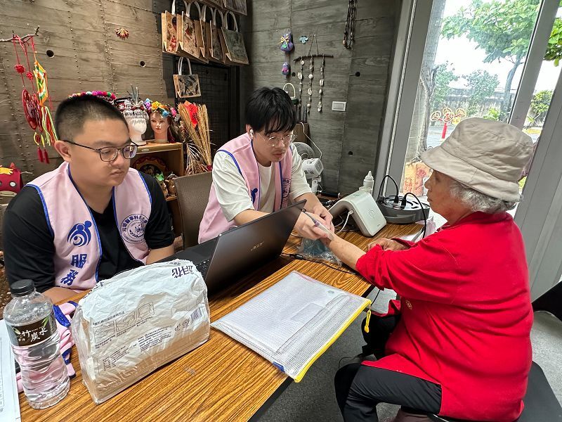 元培學生為那魯灣部落長輩測骨質密度量測圖片