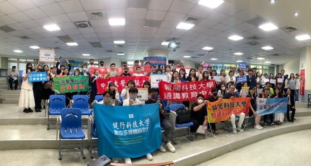 2024全國創意點子行銷競賽在元培舉辦頒獎典禮,所有獲獎團隊合影