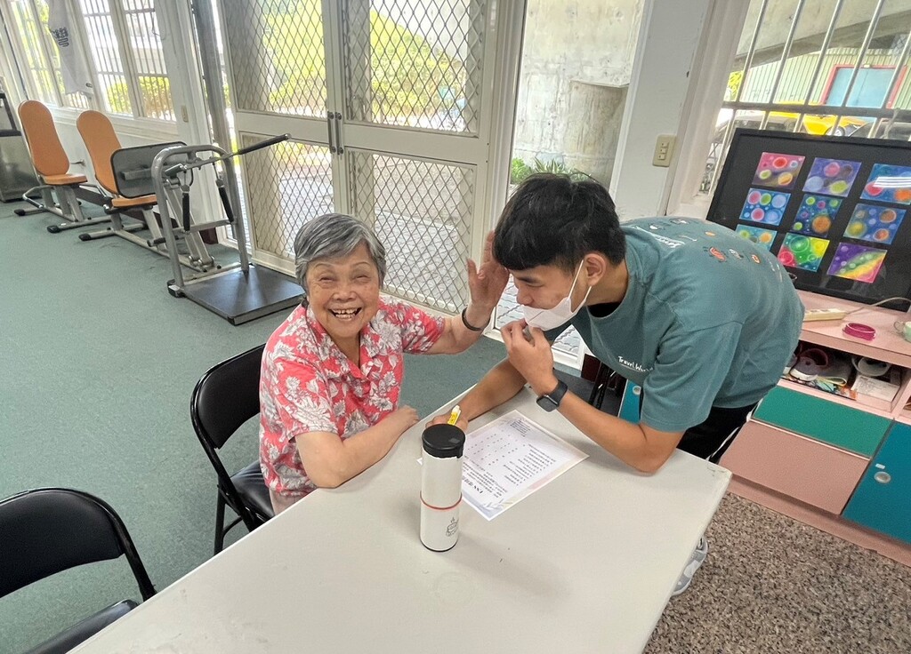 新竹市海山社區長輩開心有元培健管系學生專業又熱心的服務