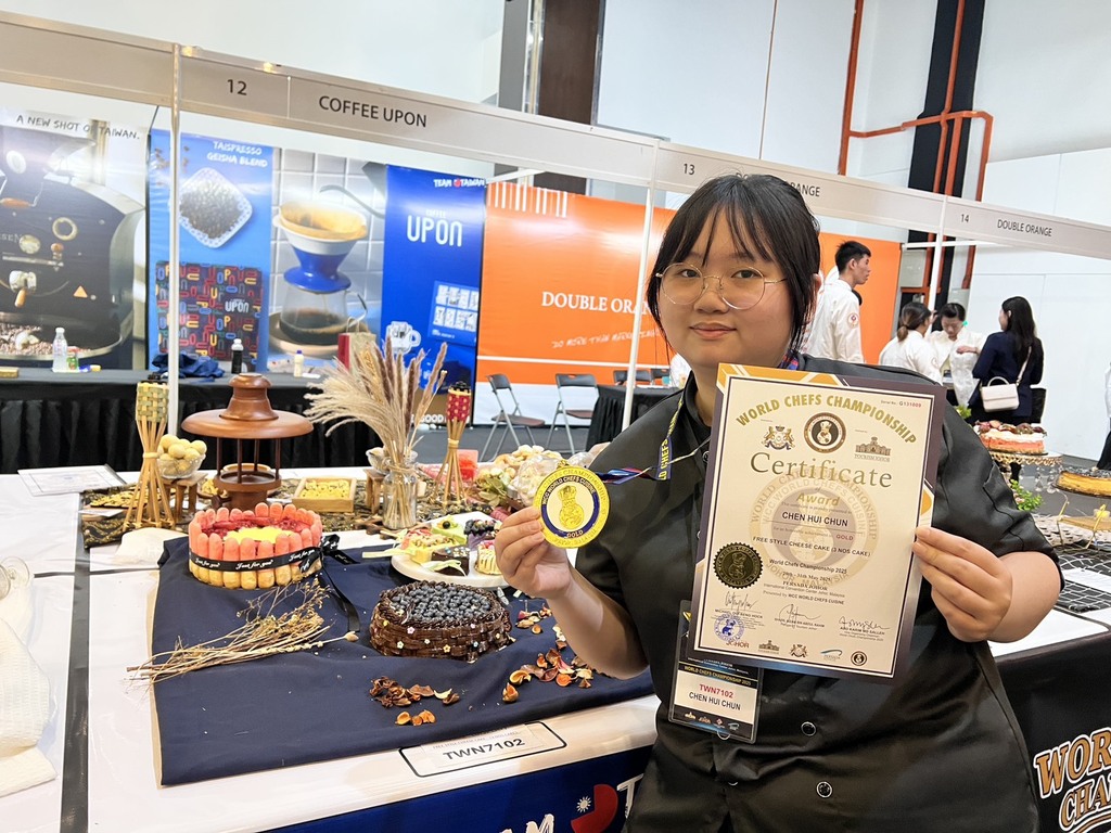 陳卉純同學「 自由式乳酪蛋糕」獲得金牌