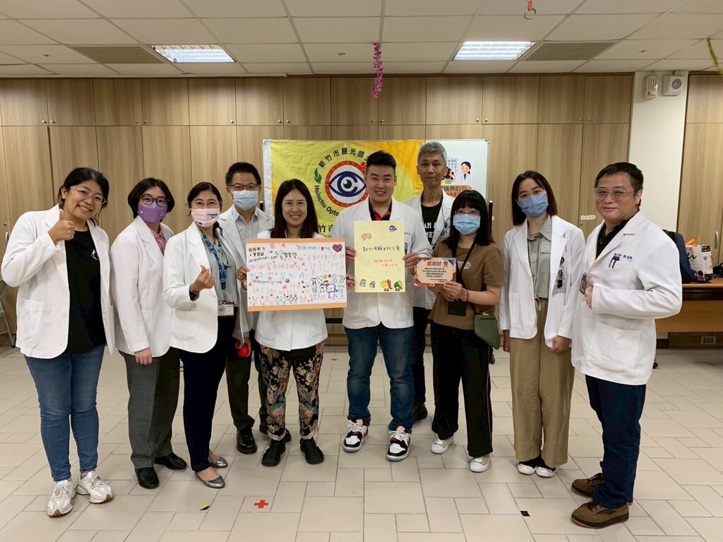元培視光系與多地驗光師攜手完成檢查服務後合影,並由機構代表致贈手繪感謝卡表達肯定與祝福。