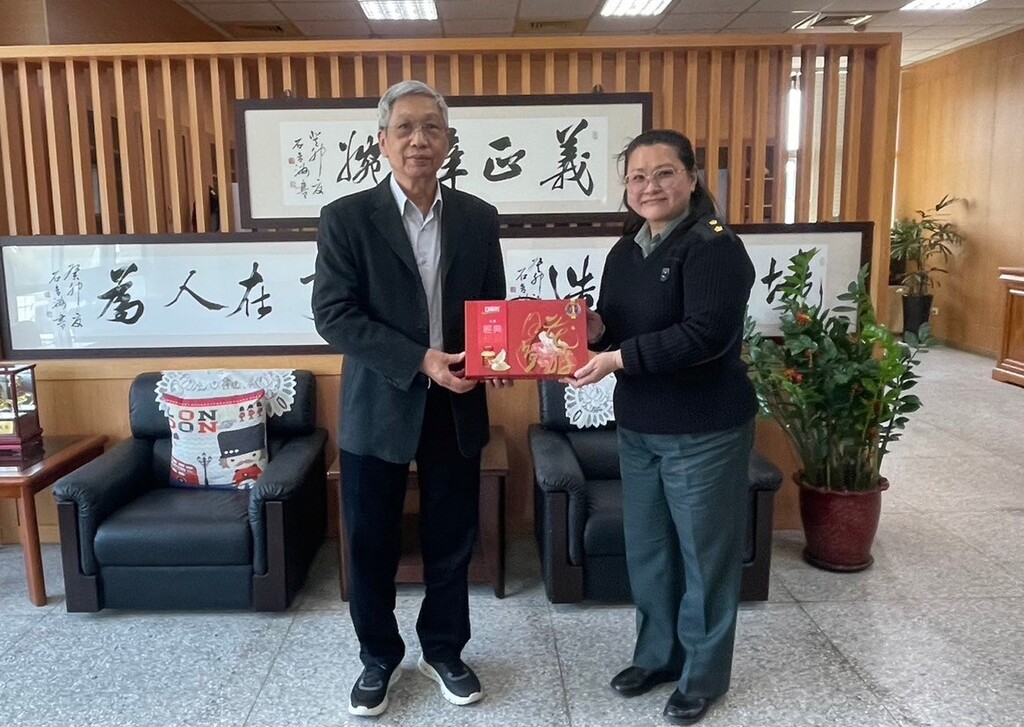 蔡世傑副校長(左)代表致贈禮盒