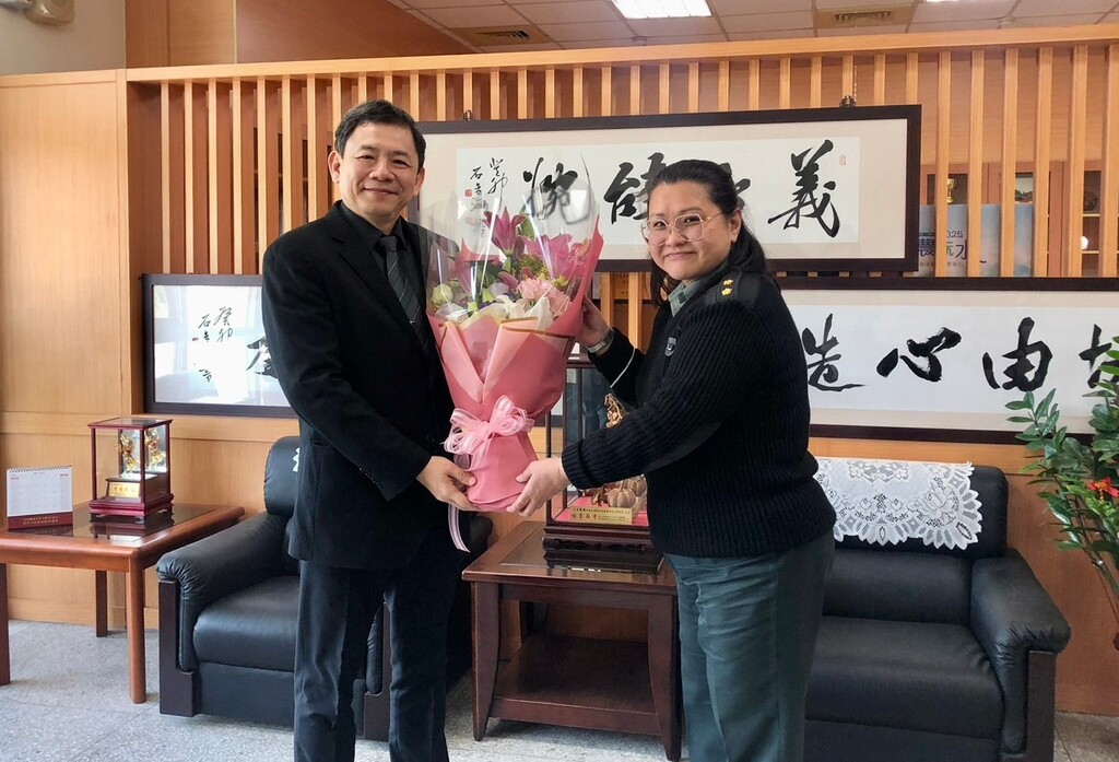 王綮慷校長(左)代表致贈花束