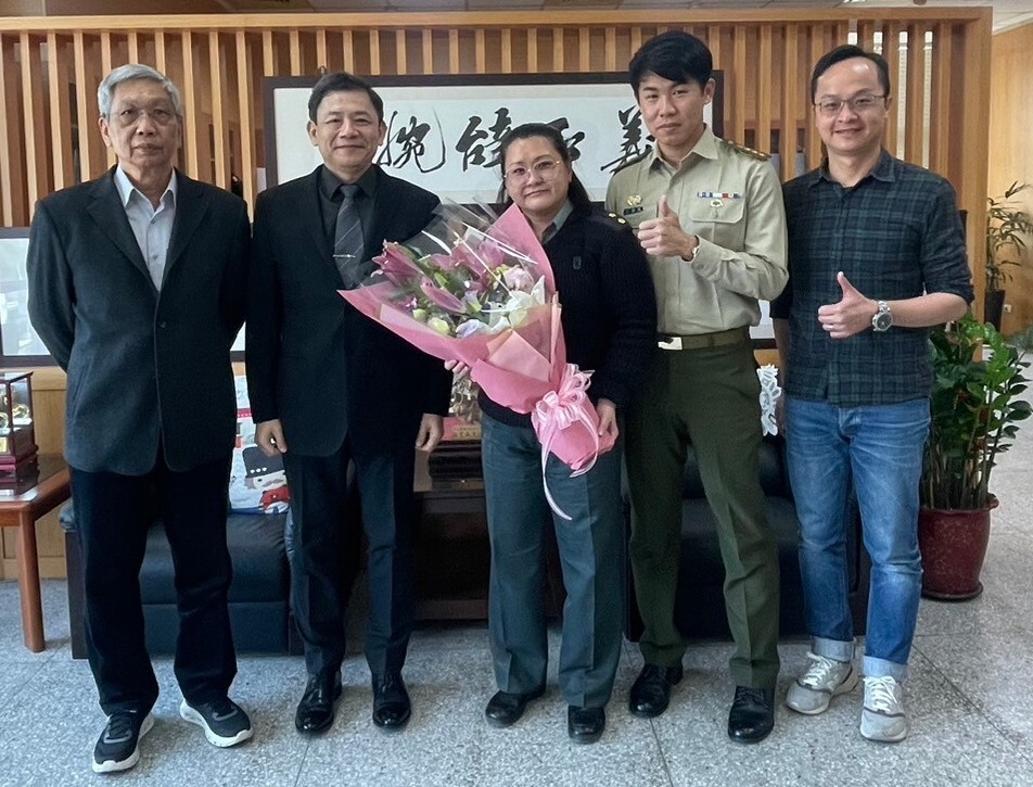 感謝楊香梅教官的付出,獻上祝福合影留念