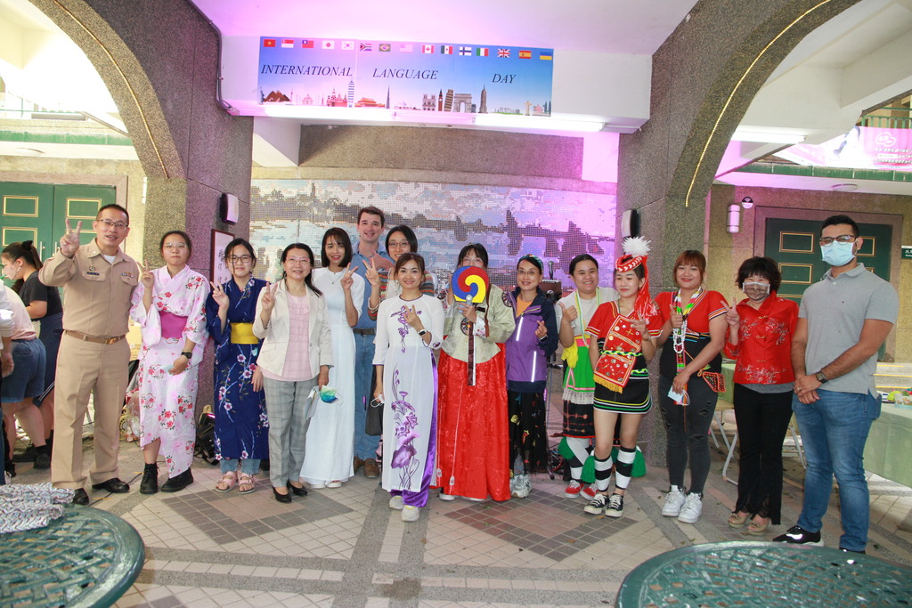 元培校園國際語言日學生穿上各地代表服飾與師長及外籍學生合影
