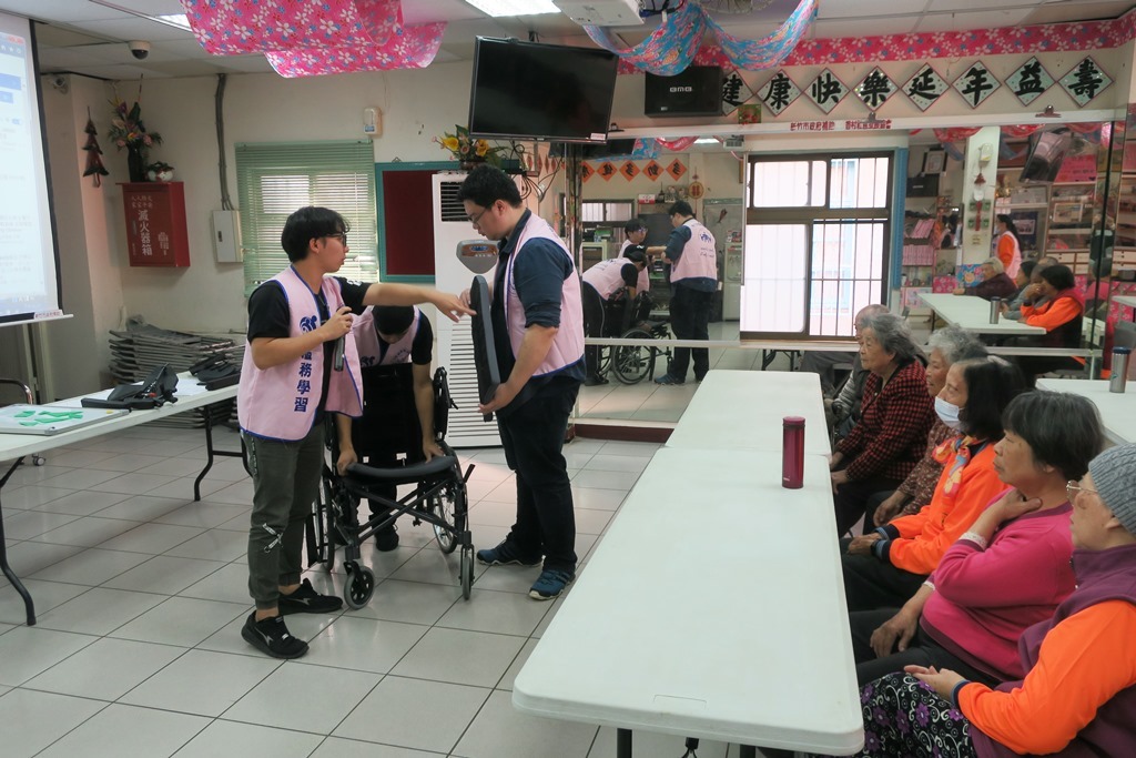 元培醫工系學生為長者介紹輪椅功能