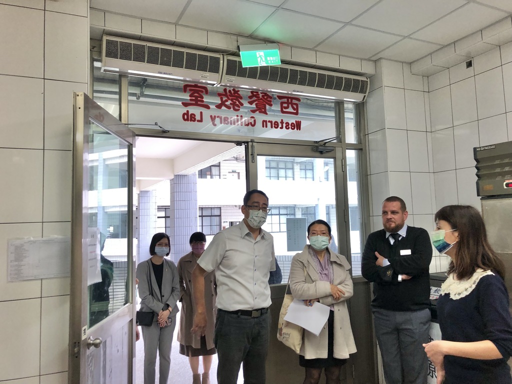 瑞士教育集團代表前往元培餐管系西餐教室參訪,由李民賢老師(左三)與陳盈秀主任(右一)負責介紹