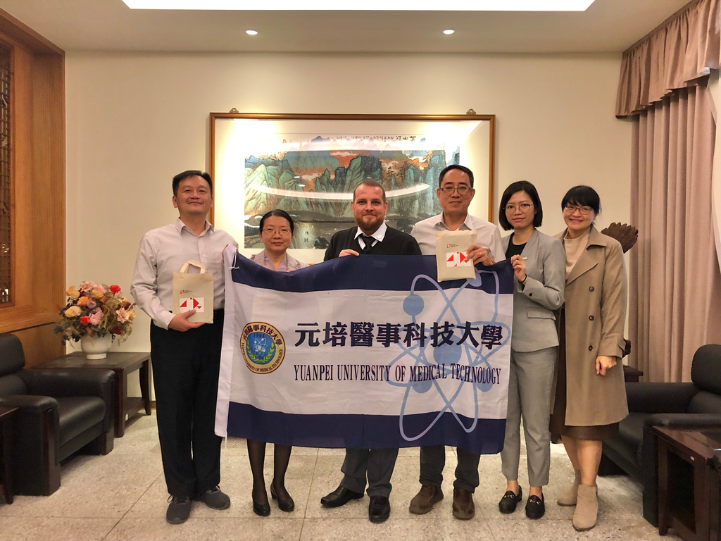 瑞士教育集團代表Christian Schiering(左三)等人參訪元培,攜手培育國際餐飲管理人才1