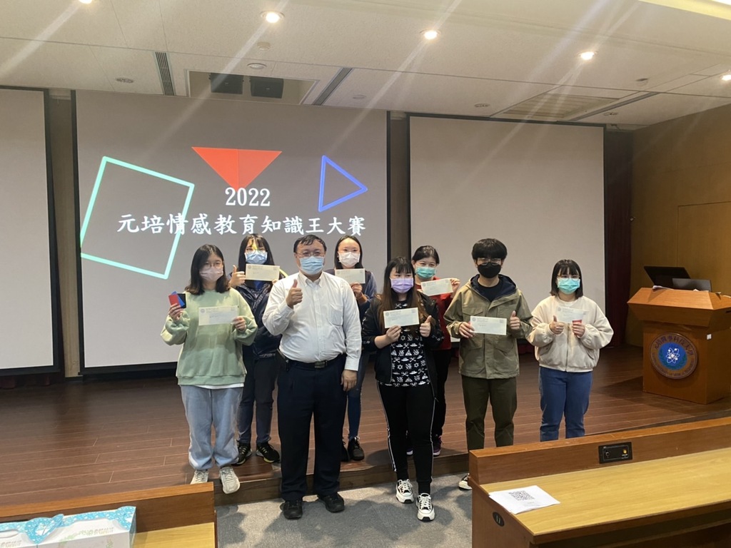 元培年度知識王競賽最後由7位學生獲得獎金,無吳志鴻老師(左三)頒獎