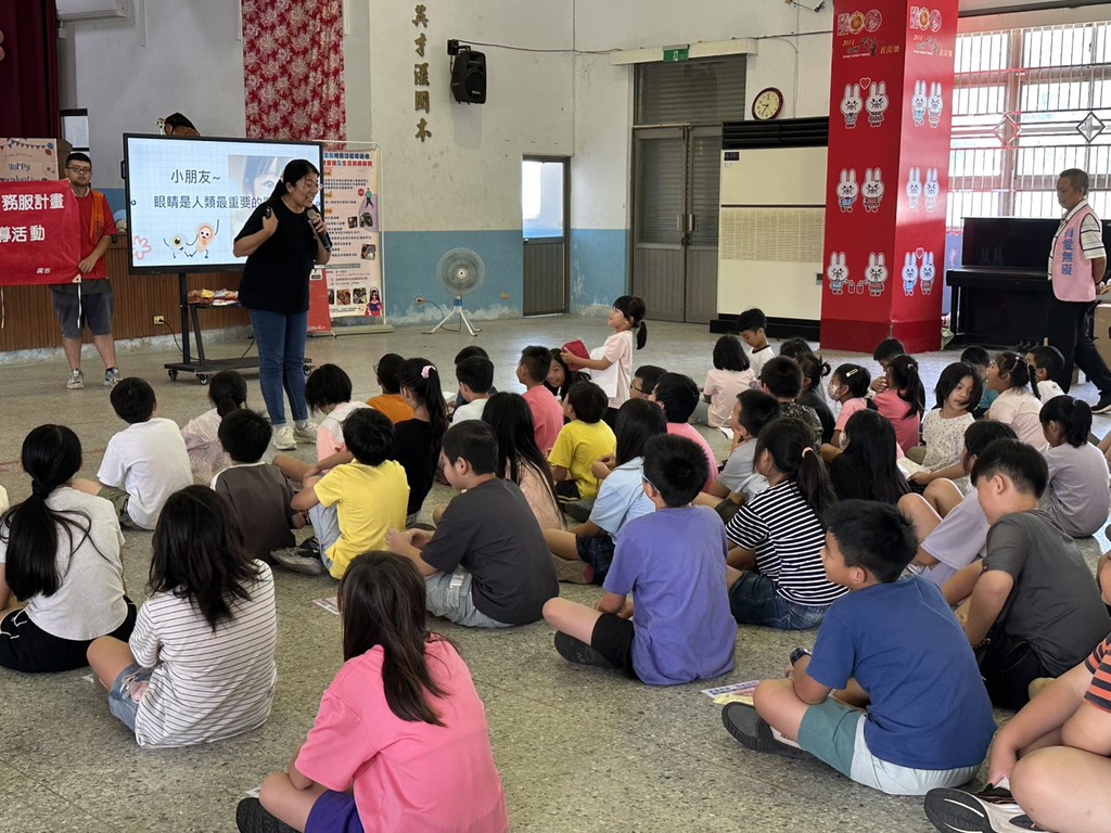 元培視光系 USR 計畫透過生活化講座，帶領苗栗縣西湖鄉西湖國小學童認識眼睛的重要性。圖片