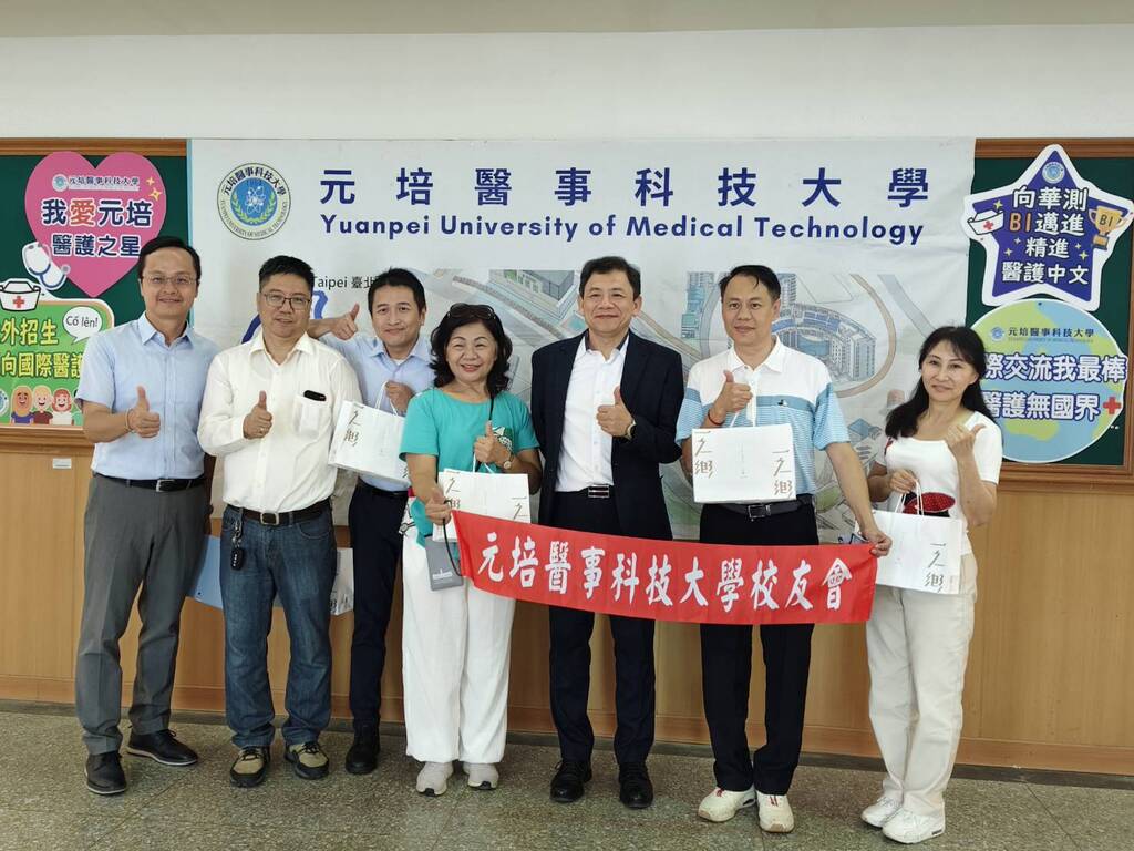 元培校友會第六、七屆行政交接在學校校友會館進行，王綮慷校長(右三)專程前來關心圖片