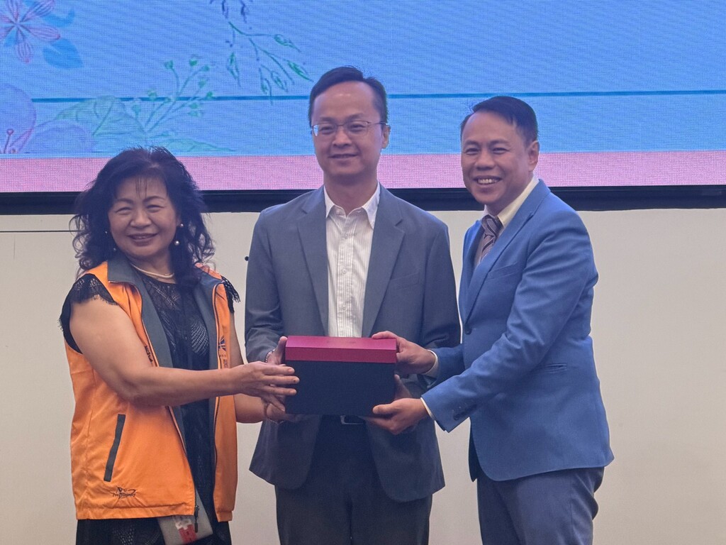 元培校友會第六屆理事長張淑珠(左)與第七屆理事長李彥賢(右)，在學校主任秘書林哲揚監交下順利完成交接圖片