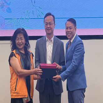 元培校友會第六屆理事長張淑珠(左)與第七屆理事長李彥賢(右),在學校主任秘書林哲揚監交下順利完成交接