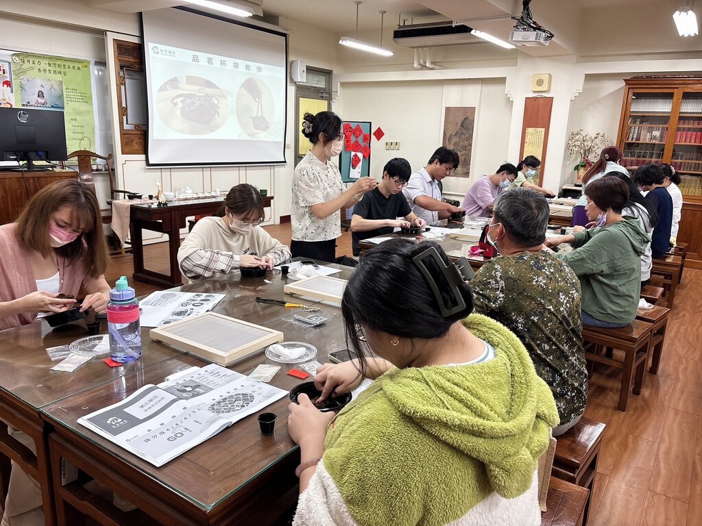 茶陶文創學程師生專心調製香料