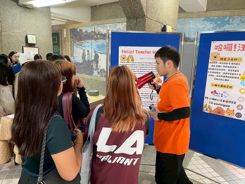 國際身心障礙日活動活動考量校內外籍生語言差異性設計雙語海報並邀請志工協助翻譯圖片