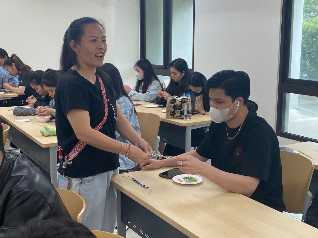 邀請新竹縣竹東地區原住民手工藝師親臨指導