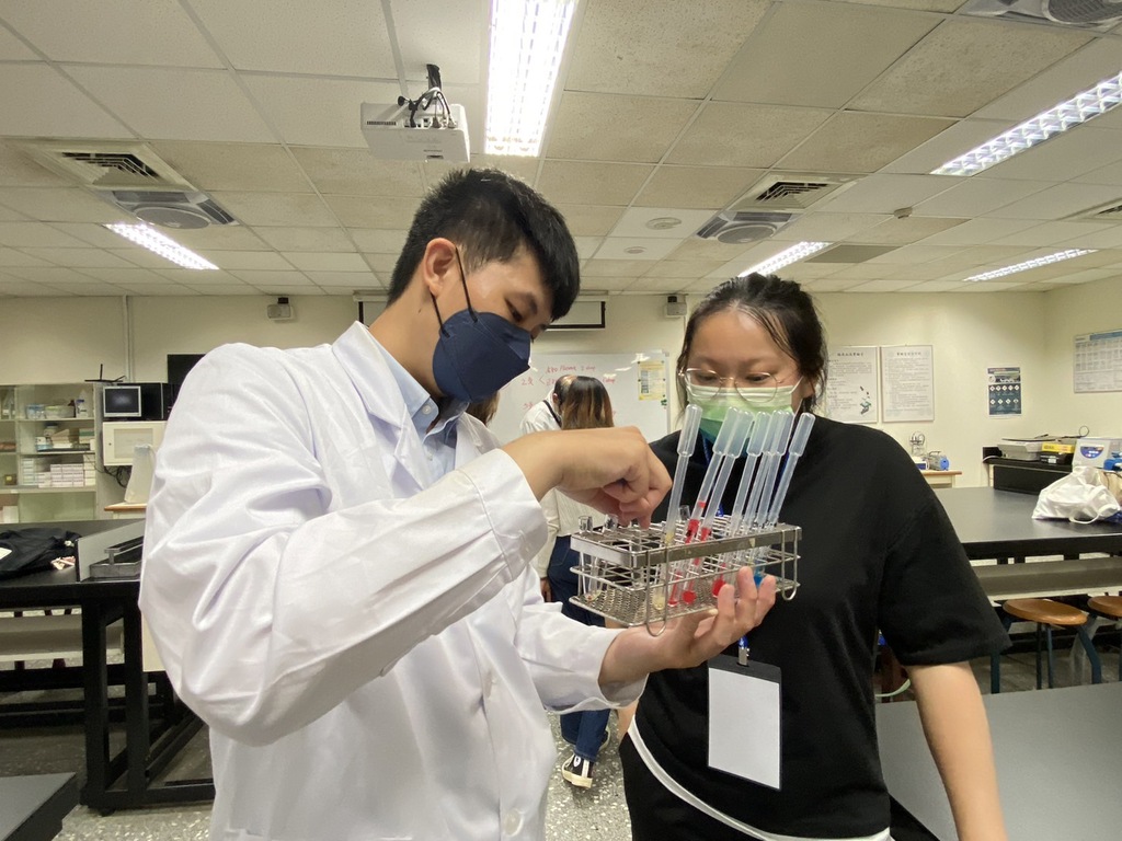 醫學檢驗生物技術系的教學助理郭康巒同學(左)獲得優等獎項。