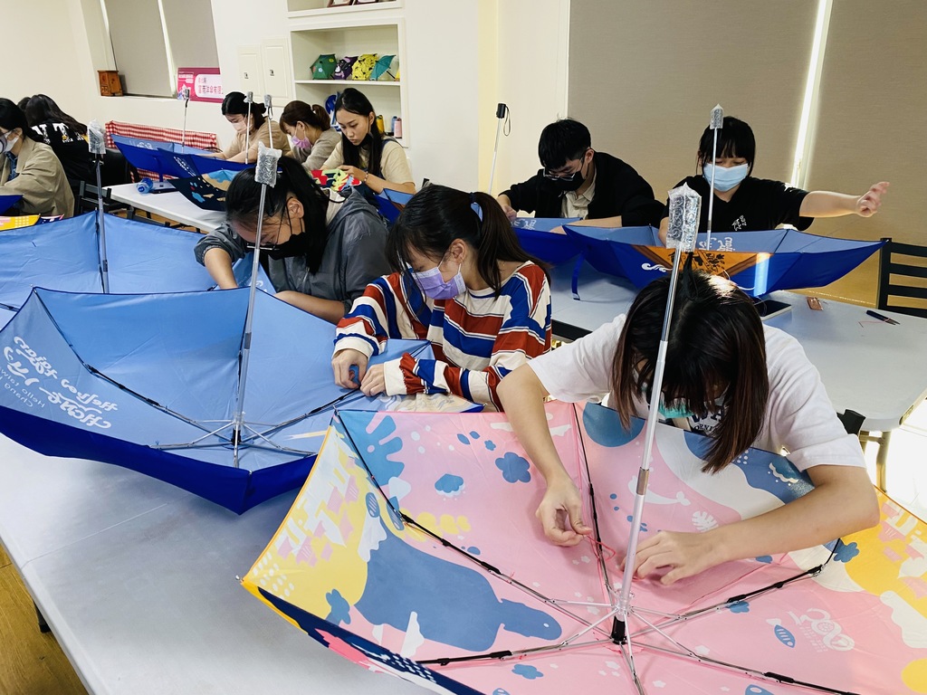 元培學生參訪台灣品牌製傘業並體驗縫製洋傘
