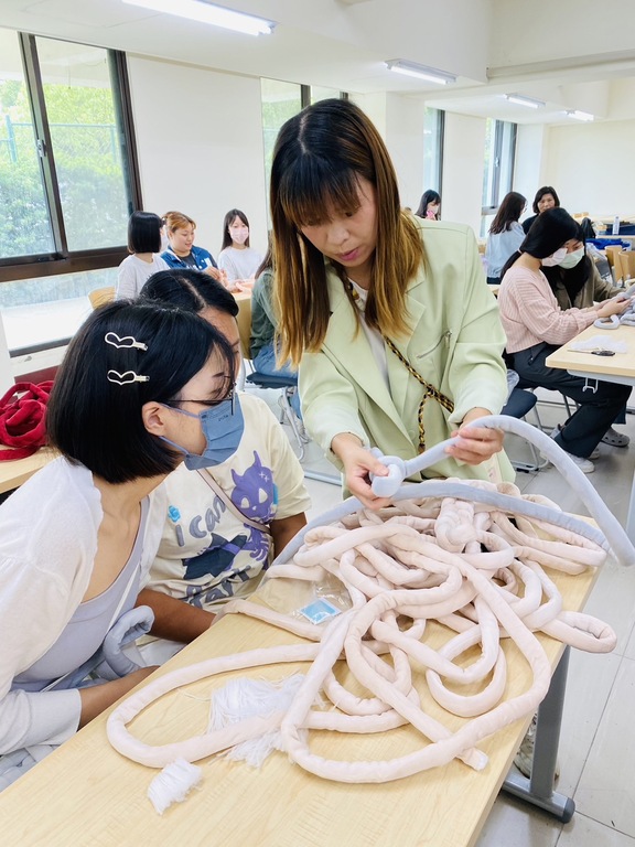 學生跟著雅婷老師學做冰島手編胖包包