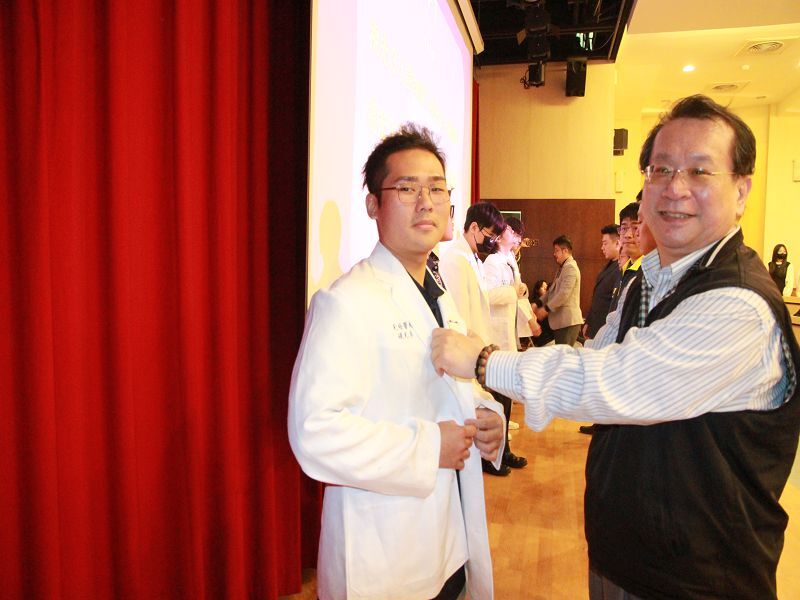 元培視光系葉豐銘主任為學生授袍圖片