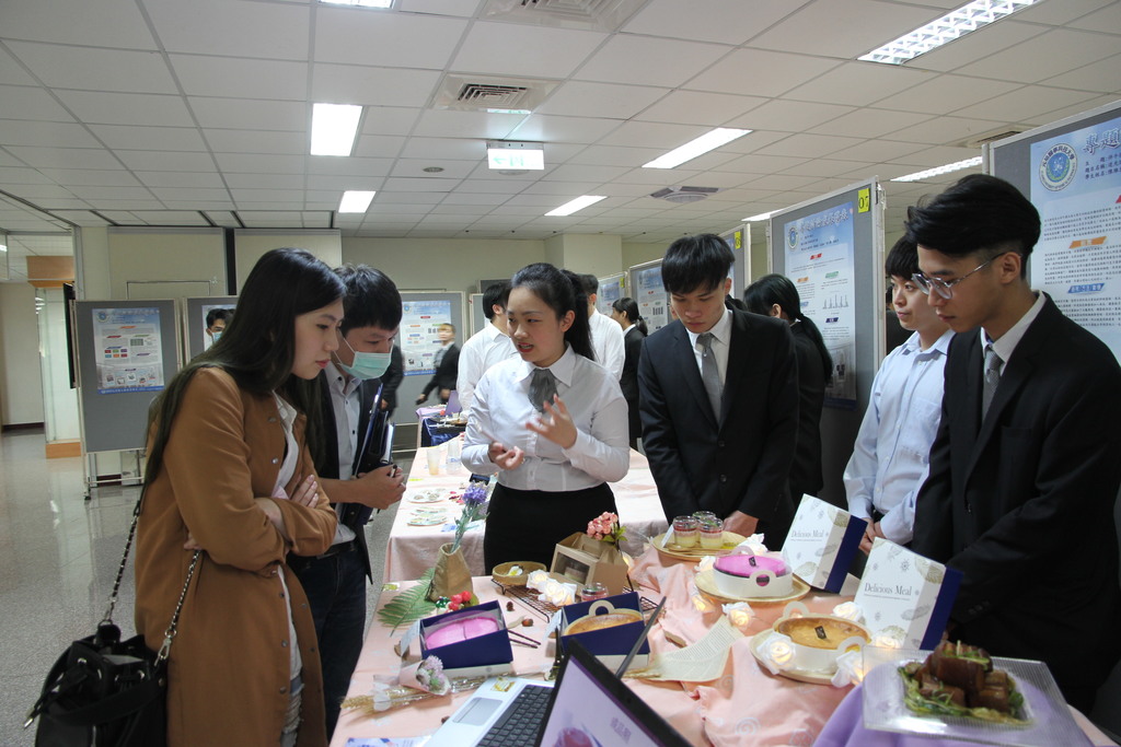 元培餐管系專題討論首度以成果發表競賽方式進行,請來校友(左二)當評審