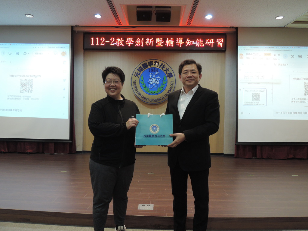 王綮慷校長感謝中華民國遊戲教育協會劉力君主任(左)蒞校演講