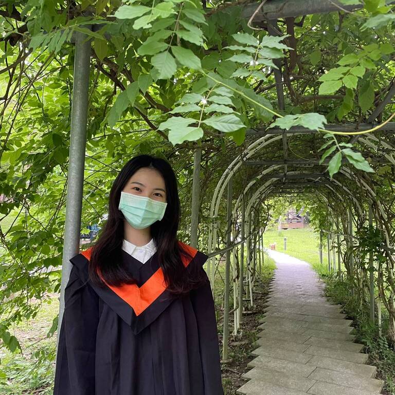 元培醫學檢驗生物技術系校友林珈妤,應屆畢業就以全國第10名佳績取得醫檢師執照