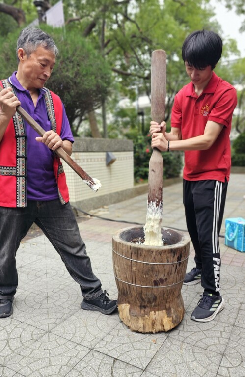 元培60校慶原住民學生資源中心舉辦搗麻糬體驗活動