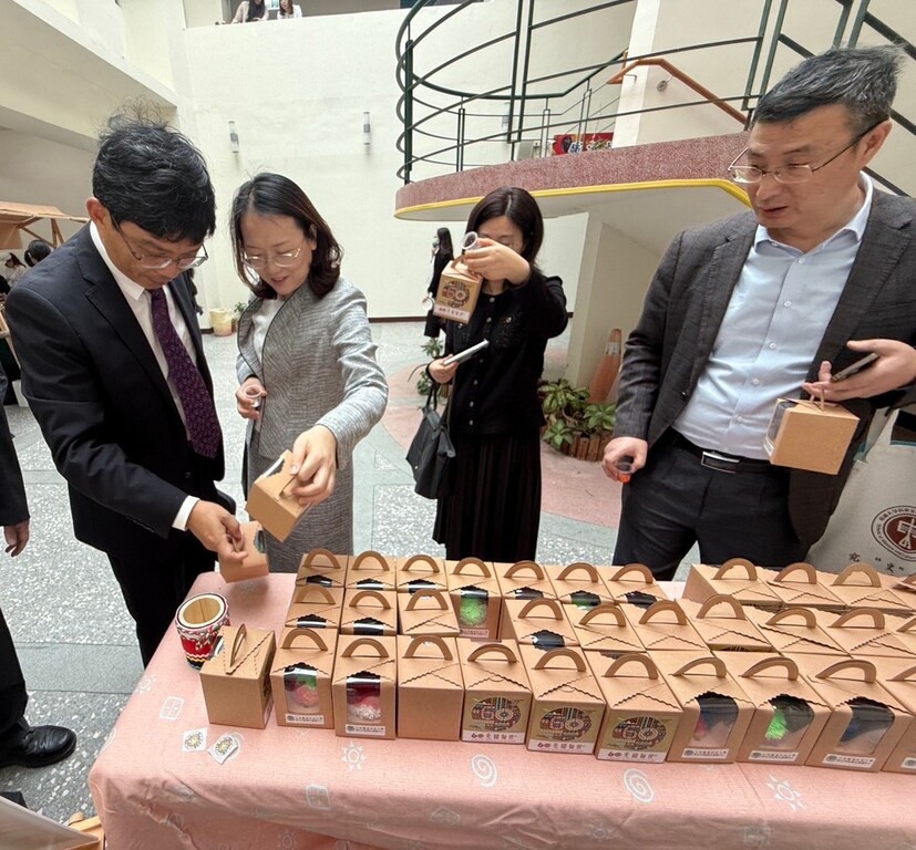 元培60校慶原住民學生資源中心號召學生製作原住民傳統手工藝品-福球並贈送給國際貴賓