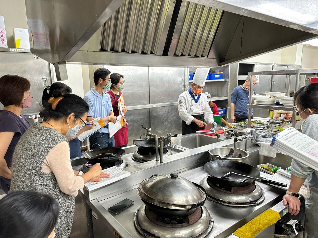 元培餐管系鄭富貴老師教授「中餐烹飪與養生飲食」課程圖片