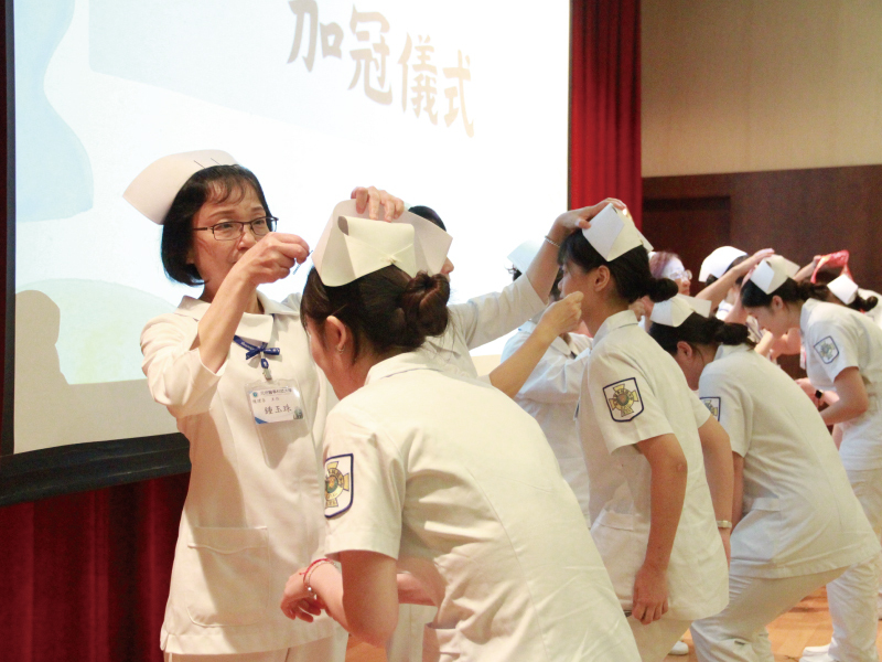 元培護理系年度加冠典禮-,師長們細心為學生戴上象徵專業的白帽800