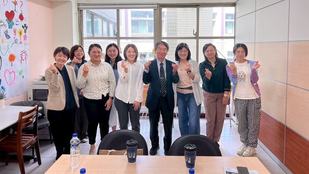 元培諮商中心楊幸怜主任(右三)帶領輔導老師們與日本學者大合影圖片