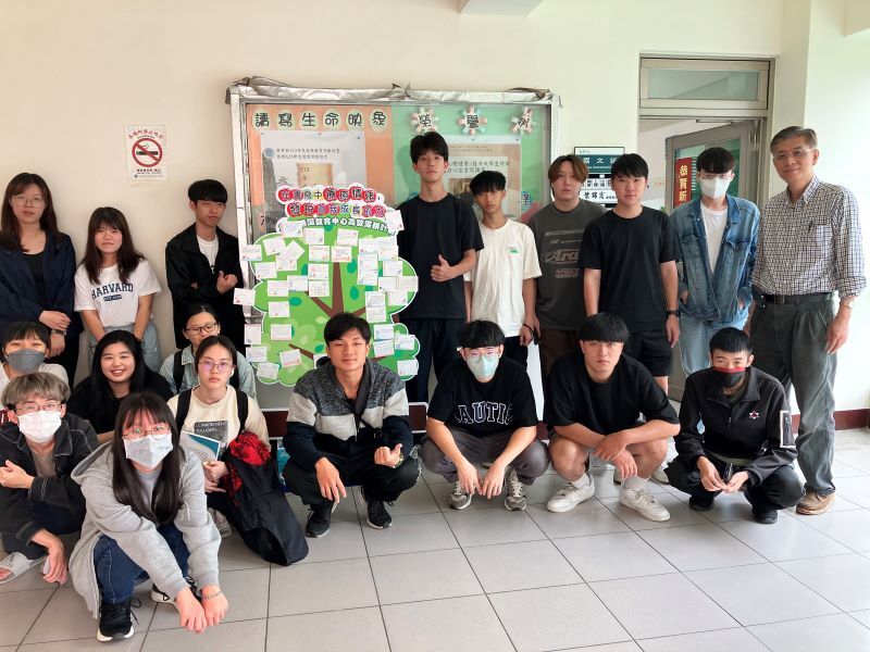 元培通識教育中信透過中文課,引導學生撰寫心靈小卡,培養情緒靈敏力