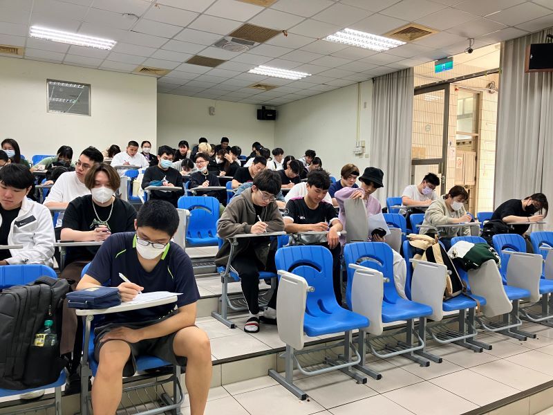 元培學生在課堂上認真地透過心靈書寫學習安頓自我情緒的知能