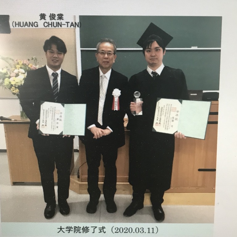 元培視光系校友黃俊棠(左)今年以優異成績自日本國際醫療福祉大學視機能療法學科碩士班畢業與該校副校長也是視機能系主任新井田孝裕(中)合影