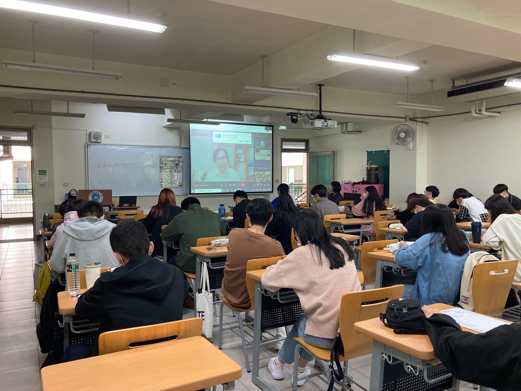 因為疫情,元培學生在教室透過線上參與鄭俊德的閱讀講座