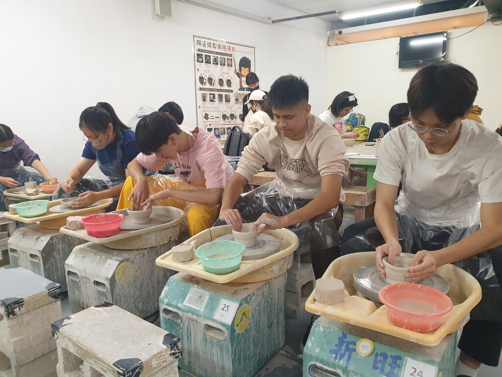 生輔組舉辦住宿生文青藝術青旅行,體驗手拉坏活動。